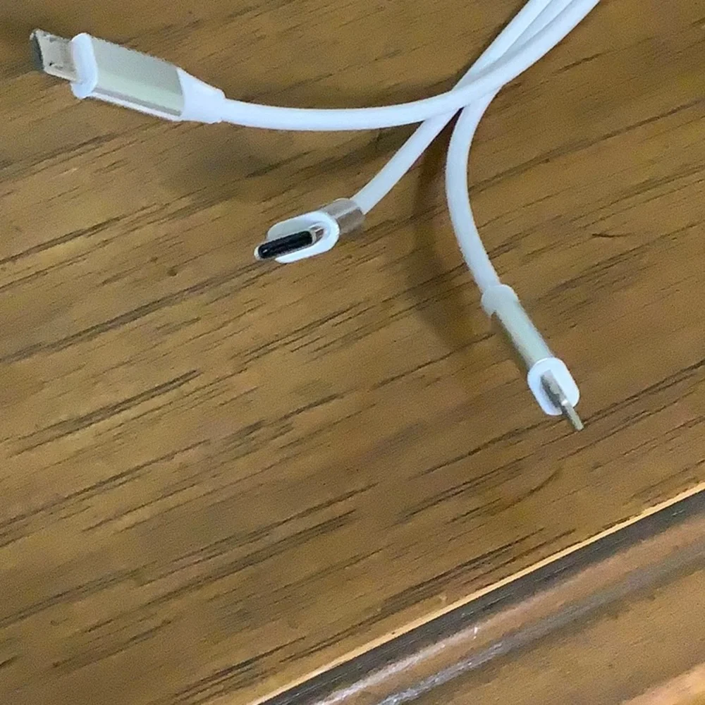 🦋 Telescopic three data cables in one, white.